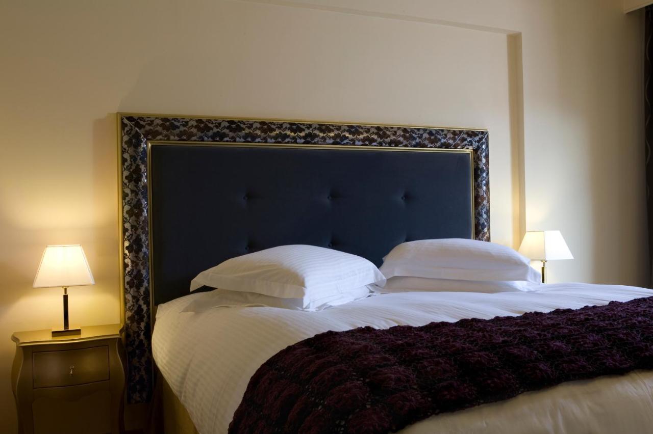 Valis Resort Hotel Volos Luaran gambar A bed with a headboard