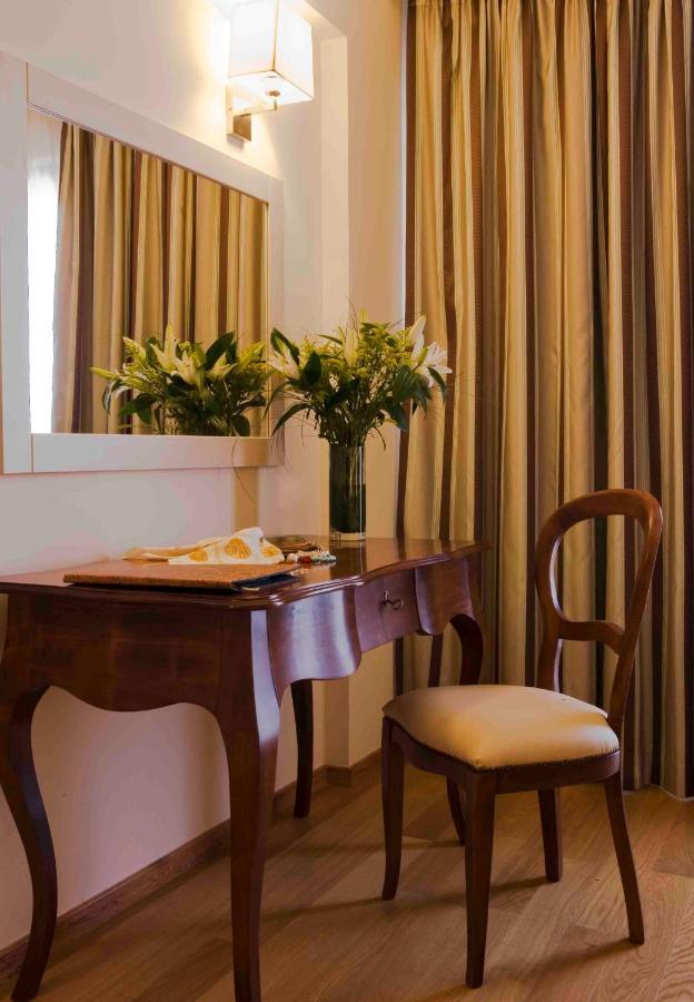 Valis Resort Hotel Volos Luaran gambar A table with a chair
