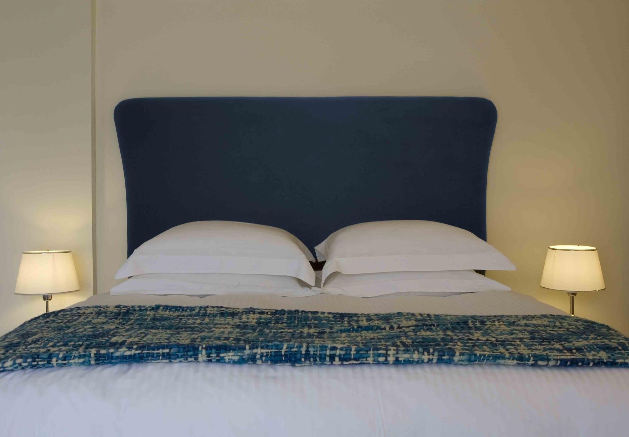 Valis Resort Hotel Volos Luaran gambar A bed with a blue headboard