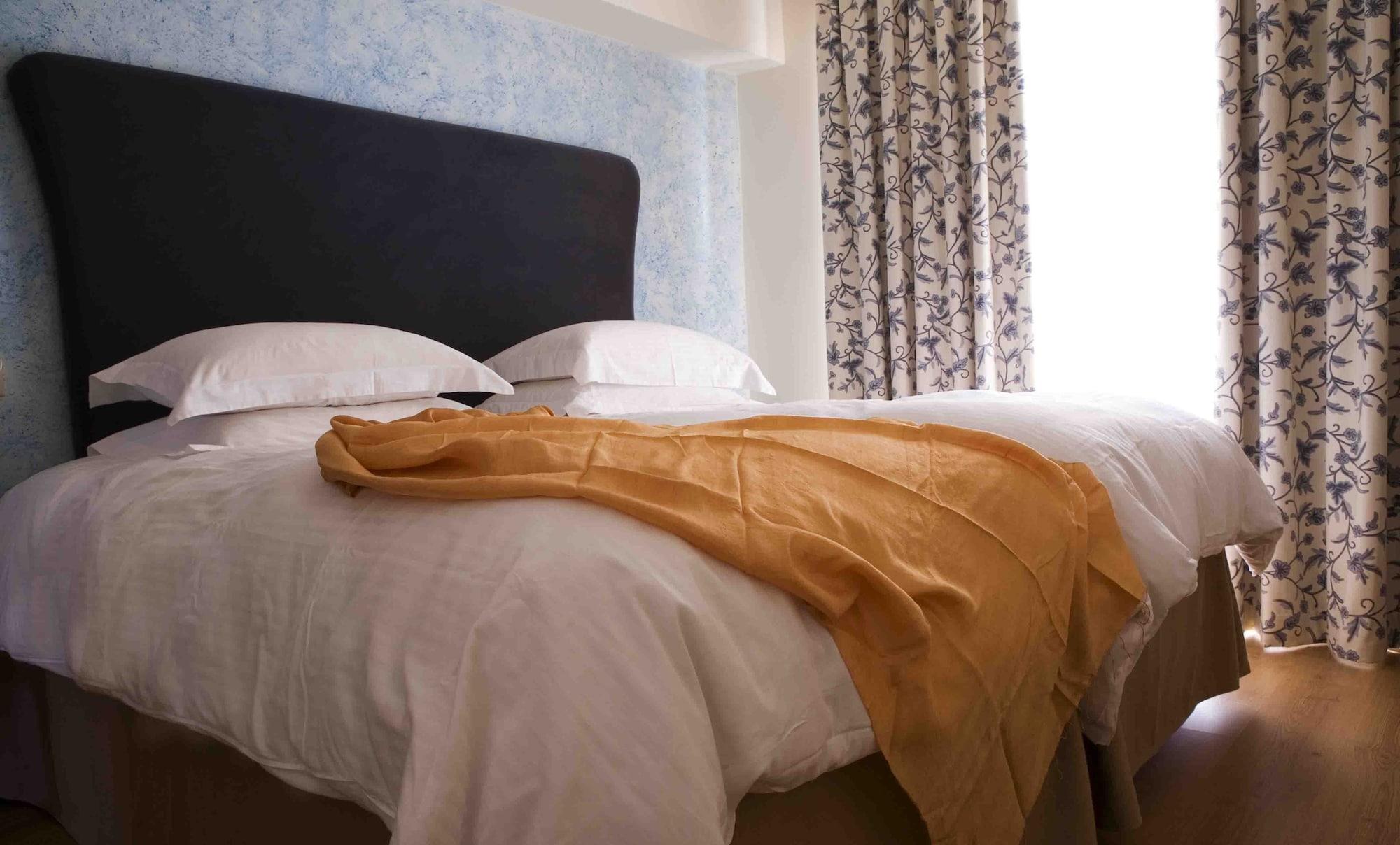 Valis Resort Hotel Volos Luaran gambar A bed with a throw