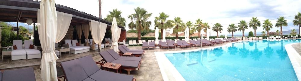Valis Resort Hotel Volos Luaran gambar The pool at the hotel