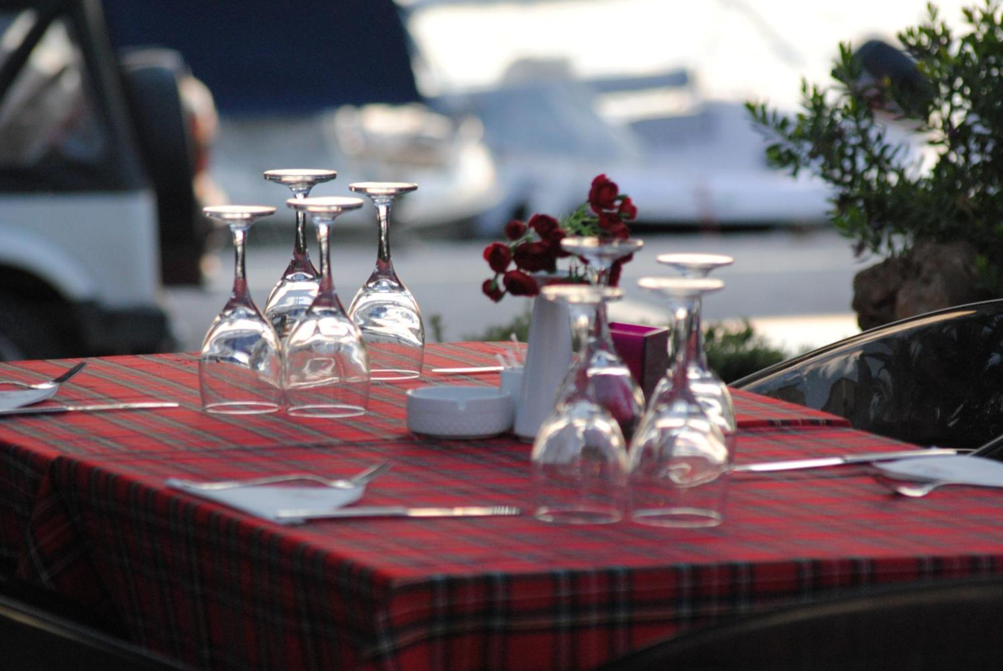 Valis Resort Hotel Volos Luaran gambar A restaurant table