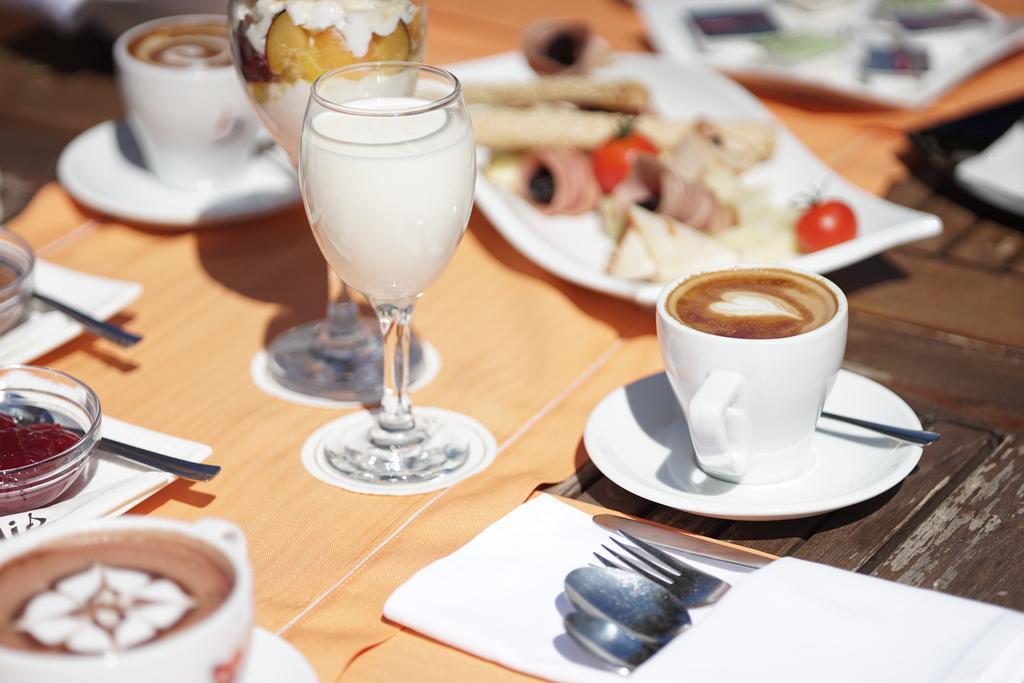 Valis Resort Hotel Volos Luaran gambar A typical Italian breakfast